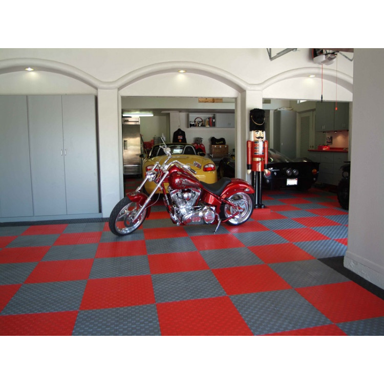 Garagenboden : Einen perfekten Garagenboden mit Schachbrett-Muster  schwarz-weiß │mit Kunststoff Klickfliesen die nicht verfärben durch  Autoreifen│BoFloor
