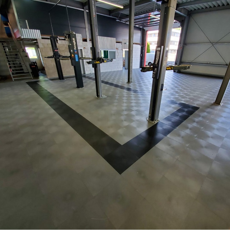 1 50x50 PVC Fliese Klick-Verlegung für Werkstatt, Garagen Boden, aus  Schwarzem Polyvinyl, Hochfest, MADE IN